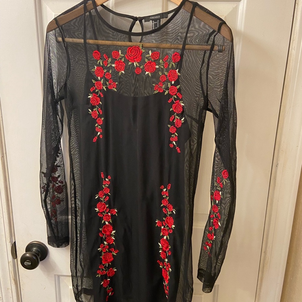 Forever 21 Black and Red Long Sleeve Rose Embroidered Sheath Dress size Small